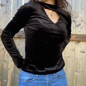 V neck and collar black velvet top